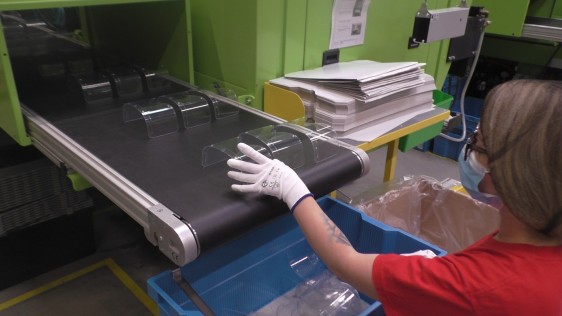 Speciális egészségügyi védőszemüveget gyártanak a nyíregyházi LEGO gyárban